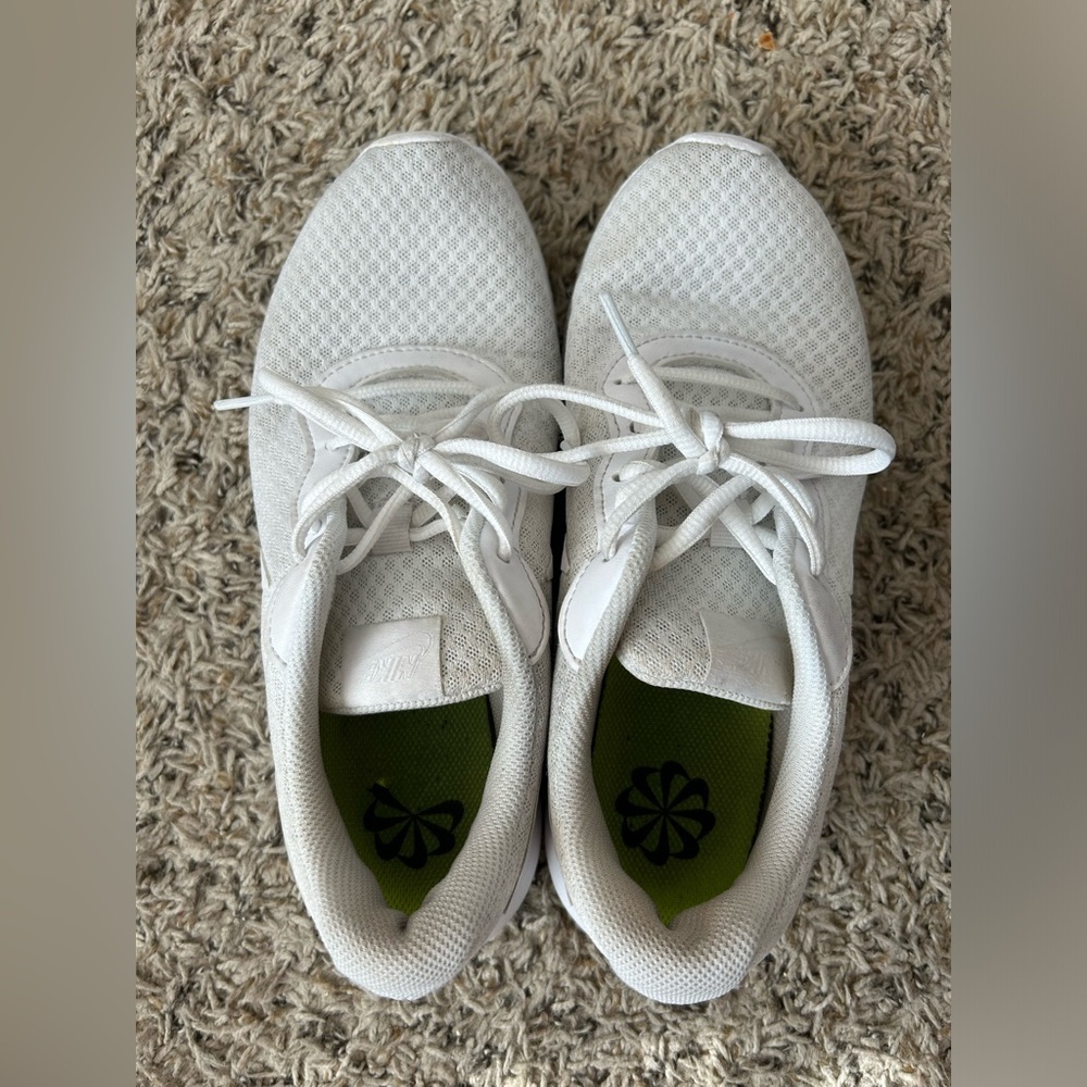 Women’s Nike tennis shoes
